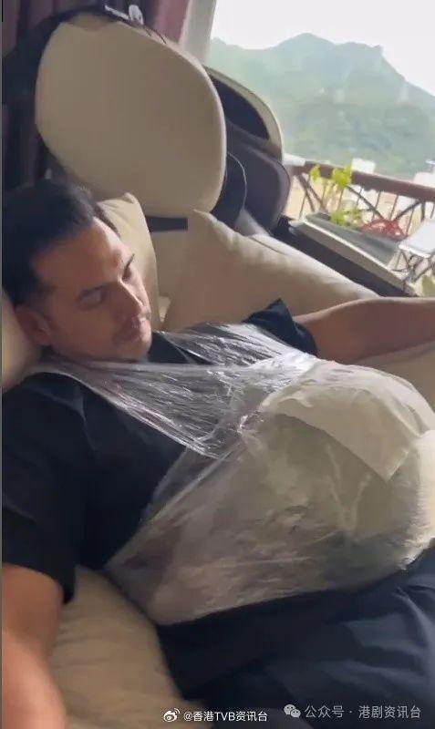 25磅西瓜体验做大肚婆滋味王君馨怀孕39周！老公怀(图1)