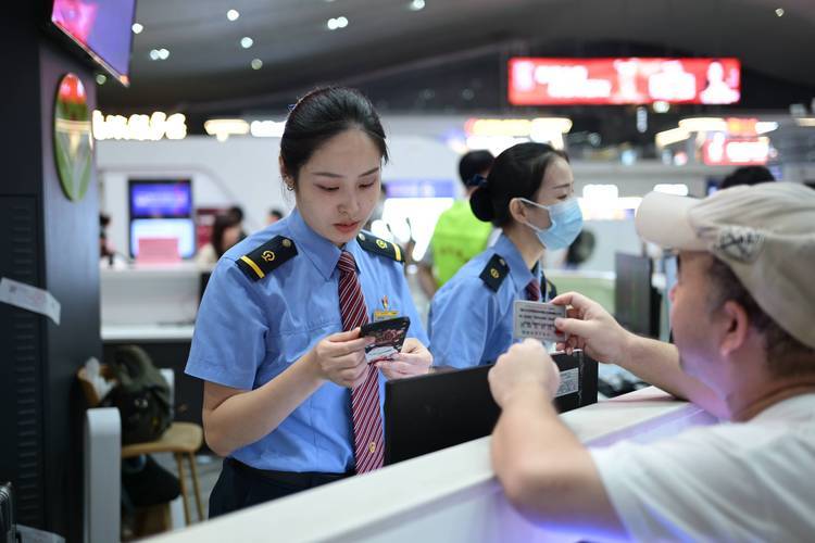 中国正试图将东风-41导弹搬上列车高铁拉着东风-41全国跑？外媒：(图17)